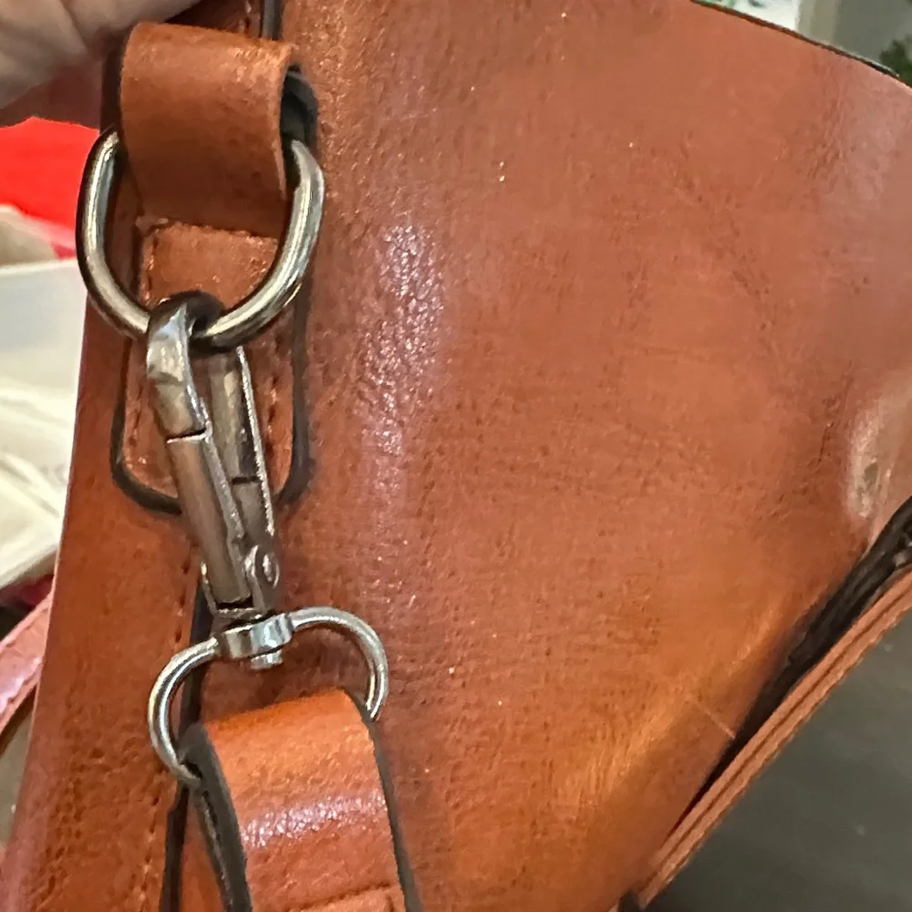 Elegant Tan Leather Tote Bag - Picture 3 of 6